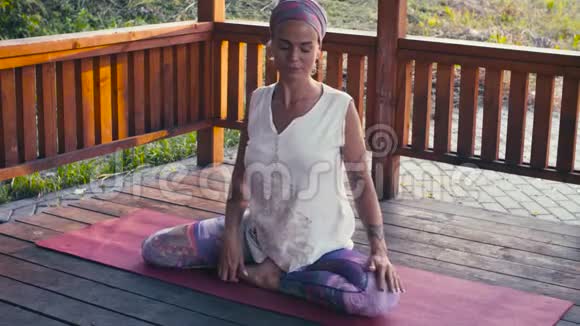 有魅力的女人做瑜伽练习卡波塔萨纳视频的预览图