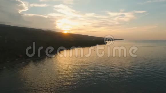 海上日落印度尼西亚巴厘视频的预览图