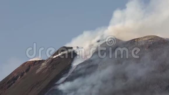 埃特纳火山爆发爆炸和熔岩流视频的预览图