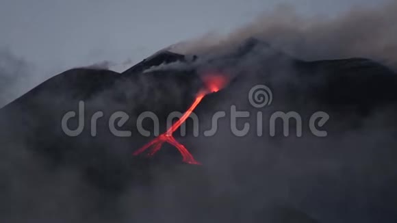 埃特纳火山爆发爆炸和熔岩流视频的预览图