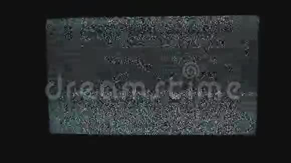 噪音电视背景电视屏幕由于信号接收不良而产生静态噪声电视屏幕生活方式视频的预览图