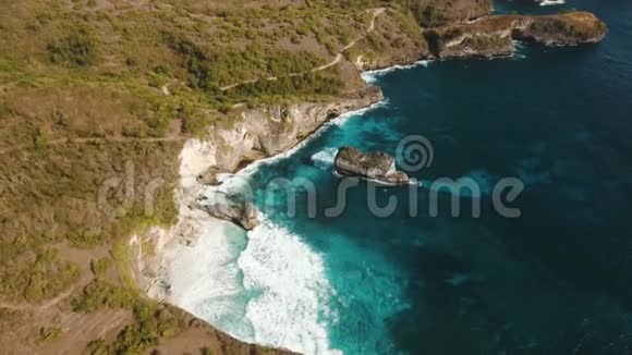 印尼巴厘岛努沙半岛的悬崖大海和海浪视频的预览图