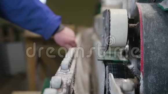 切割玻璃的工厂里的工业机器视频的预览图