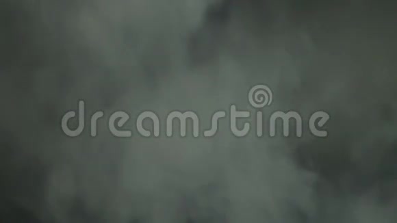 在黑色背景上吸烟视频的预览图