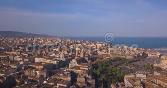 美丽的鸟瞰卡塔尼亚城与主大教堂和埃特纳视频的预览图