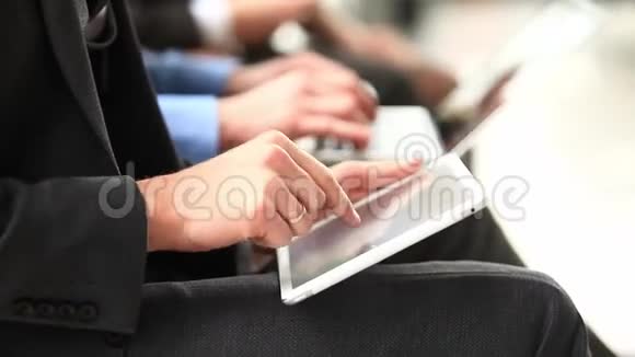 办公室女商人带着笔记本电脑视频的预览图