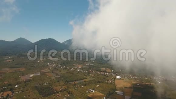 印度尼西亚巴厘河谷和村庄的山景视频的预览图