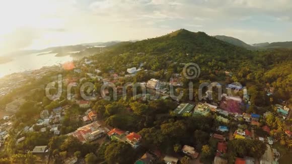 有贫民窟和贫困地区的Coron城市巴拉望布桑加岛傍晚时分和日落时分菲什耶景色视频的预览图