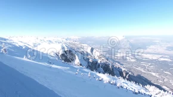 奥地利白雪皑皑的Untersberg山的景色视频的预览图