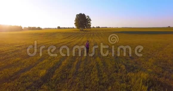 超高清4K鸟瞰图农村地区运动妇女面前的低空飞行视频的预览图