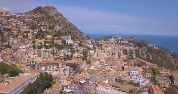 意大利陶尔米纳市美丽的鸟瞰图视频的预览图