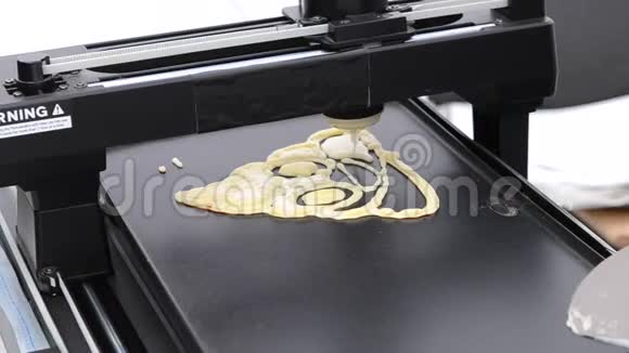 液体面团的3D打印机3D打印机打印薄煎饼视频的预览图