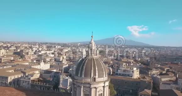 美丽的鸟瞰卡塔尼亚城与主大教堂和埃特纳视频的预览图