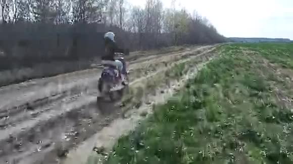 一个女孩骑摩托车在乡间小路上视频的预览图