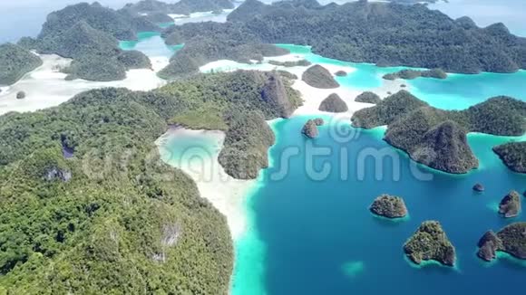 拉贾安帕特瓦亚格偏远岛屿的鸟瞰图视频的预览图