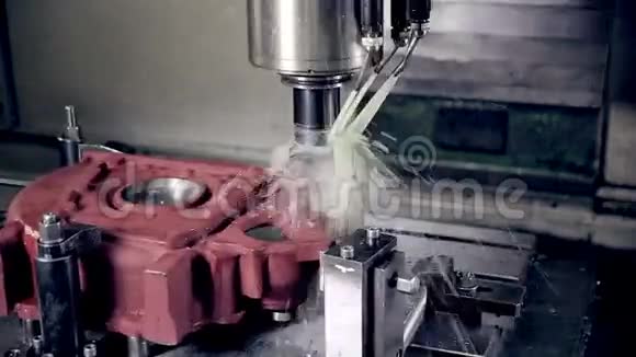 铣削数控机床是工业工厂生产的高科技设备视频的预览图