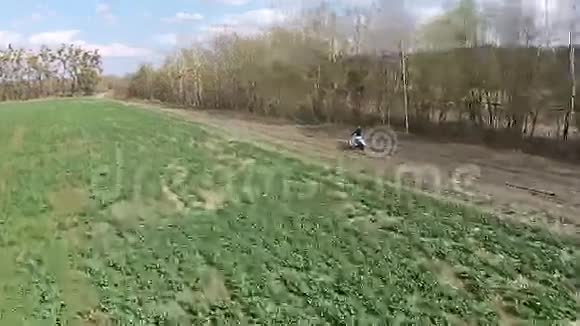 一个女孩骑摩托车在乡间小路上视频的预览图