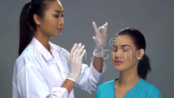 亚洲医生护士检查面部结构整形手术注射美容化学注射器视频的预览图