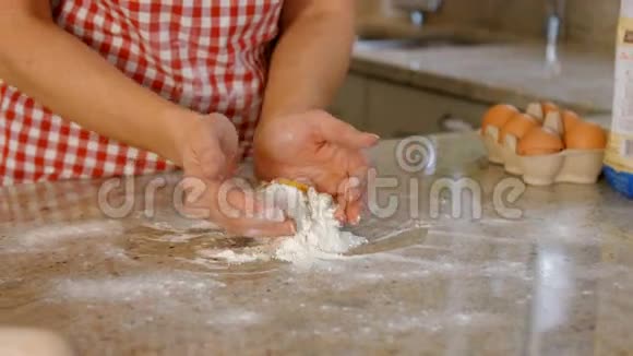 女人用鸡蛋和面粉烘焙视频的预览图
