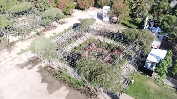 公园玫瑰花园的空中照片视频的预览图
