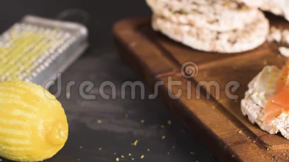 在米饭面包烤面包上熏鲑鱼视频的预览图