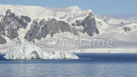 南极洲冰山的美丽景色视频的预览图