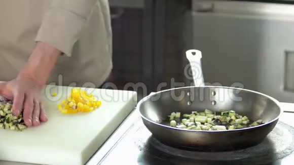 厨师煮蔬菜的手视频的预览图