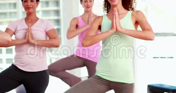 参加瑜伽班的女人视频的预览图