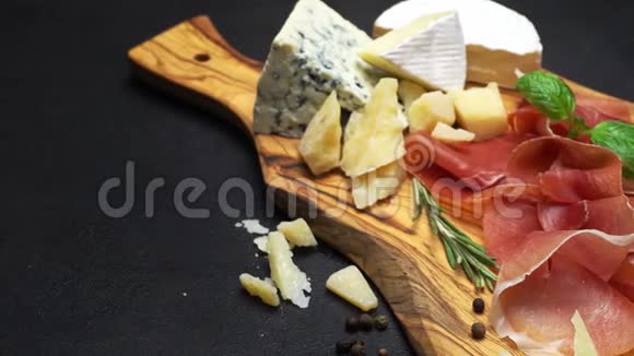 切片火腿和奶酪放在木板上视频的预览图