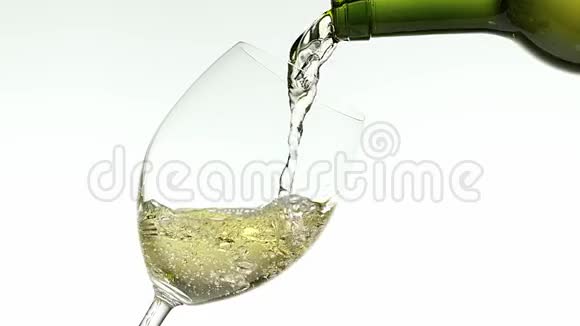 在白色背景下白葡萄酒被倒入玻璃中视频的预览图