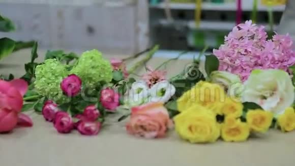 女花匠在花店做漂亮的花束视频的预览图