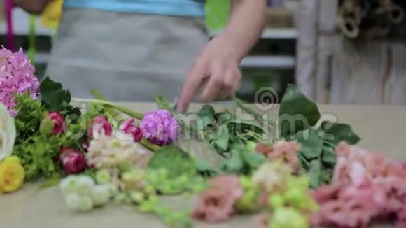 女花匠在花店做漂亮的花束视频的预览图