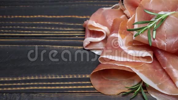 在木制背景上切布托或果酱肉视频的预览图