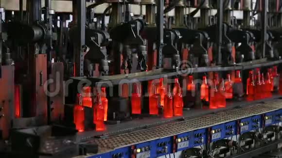 生产瓶子的工厂玻璃厂视频的预览图