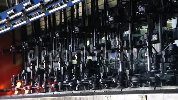 生产玻璃瓶的机器视频的预览图