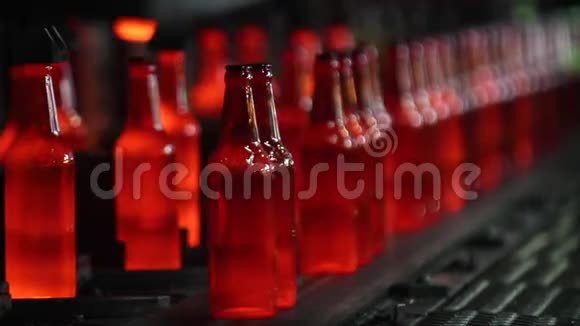 生产瓶子的工厂玻璃厂视频的预览图