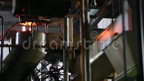 生产玻璃瓶的机器视频的预览图