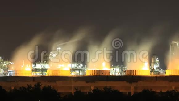 泰国炼油厂工业厂房夜间冷却塔视频的预览图