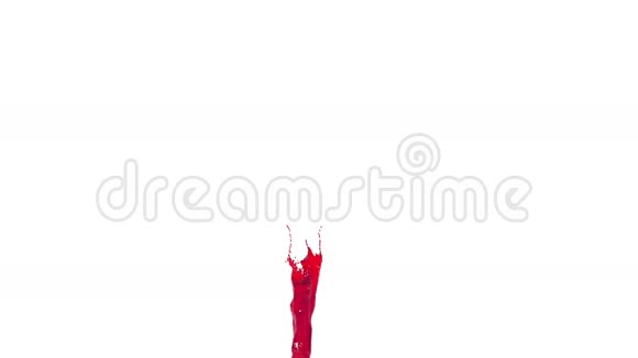 红色溅在空中飞到相机里去果汁视频的预览图