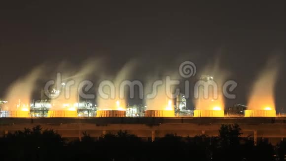 泰国炼油厂工业厂房夜间冷却塔视频的预览图