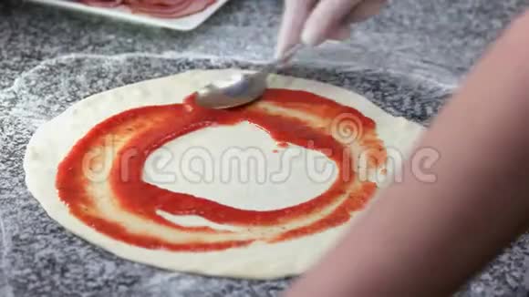 披萨准备酱汁和奶酪视频的预览图