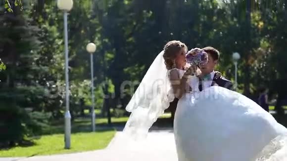 新婚夫妇拥抱快乐视频的预览图