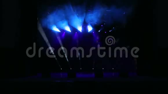 音乐会上有烟雾的舞台灯光视频的预览图