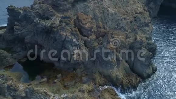 在特内里费的海岸上空飞行视频的预览图