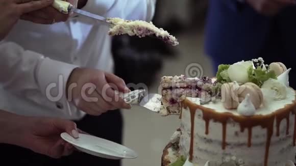 切一块婚礼蛋糕视频的预览图