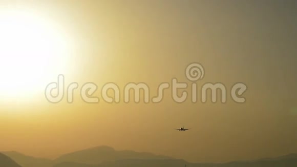 日落时低空飞行的飞机视频的预览图