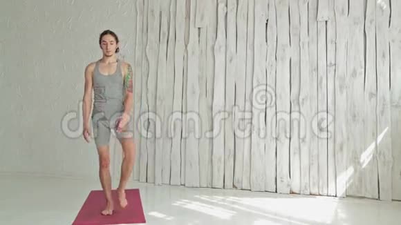 年轻运动员在健身室练习瑜伽视频的预览图