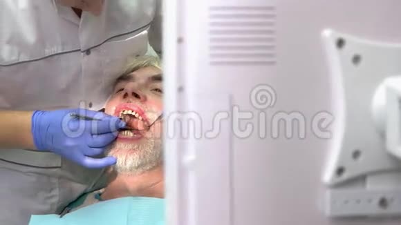牙科医生老年病人的工作视频的预览图