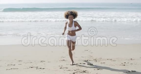 运动女人在海滩上奔跑视频的预览图
