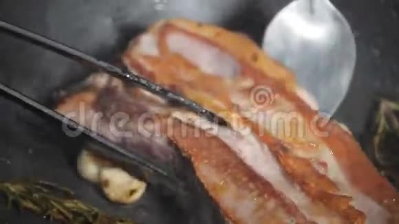 羊肉炸排骨加入一支迷迭香和大蒜在煎锅里用火煮厨房里的专业厨师视频的预览图